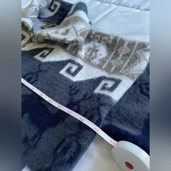 Men's Geometric Pattern Sweater - Navy and Beige - Picture 5 of 7